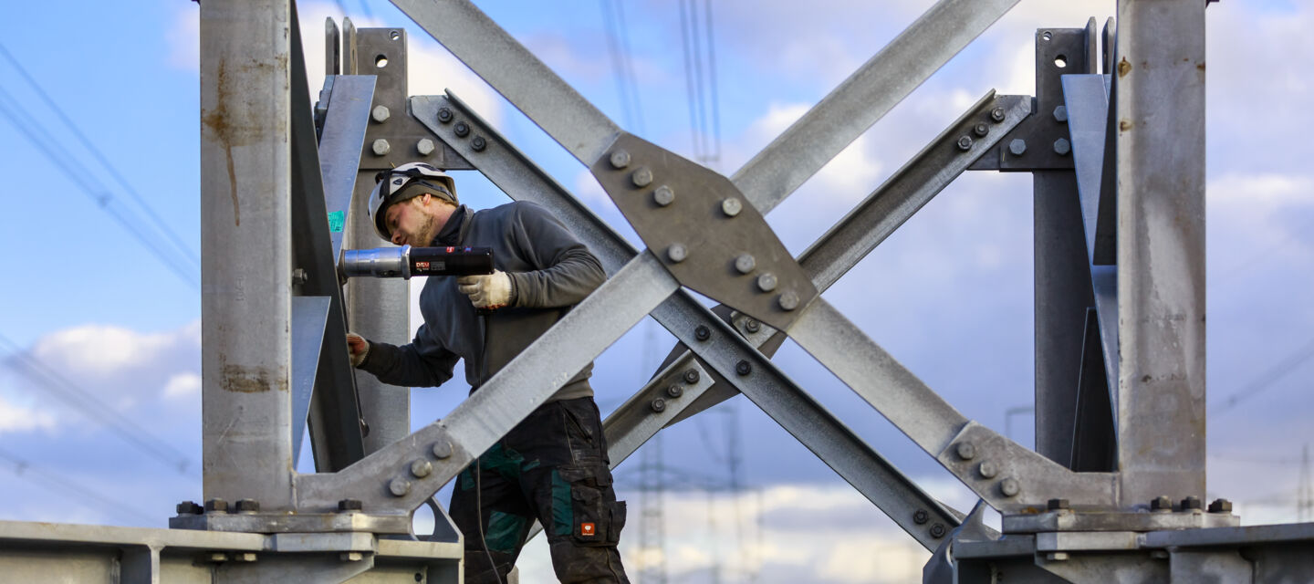 Expertise Cteam : installation et sécurisation d'infrastructures électriques par des professionnels qualifiés sur des pylônes. Expertise Cteam : installation et sécurisation d'infrastructures électriques par des professionnels qualifiés sur des pylônes.