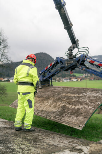 Opération de levage par grue Cteam pour un panneau. Opération de levage par grue Cteam pour un panneau.