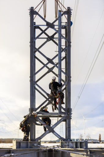 Les équipes Cteam travaillent sur des pylônes électriques pour l'installation et la maintenance de lignes haute tension. Les équipes Cteam travaillent sur des pylônes électriques pour l'installation et la maintenance de lignes haute tension.