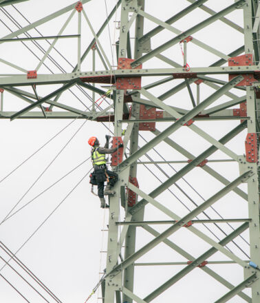 Un travailleur en hauteur sur un pylône, un soudeur de Cteam effectuant des travaux de maintenance. Un travailleur en hauteur sur un pylône, un soudeur de Cteam effectuant des travaux de maintenance.