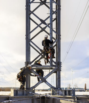 Les &eacute;quipes Cteam travaillent sur des pyl&ocirc;nes &eacute;lectriques pour l'installation et la maintenance de lignes haute tension.