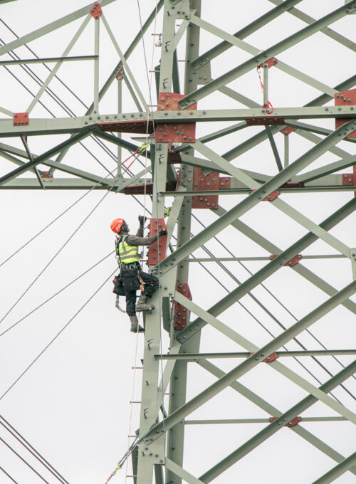 Un travailleur en hauteur sur un pylône, un soudeur de Cteam effectuant des travaux de maintenance. Un travailleur en hauteur sur un pylône, un soudeur de Cteam effectuant des travaux de maintenance.