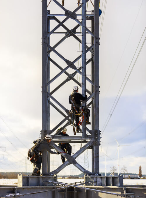Les &eacute;quipes Cteam travaillent sur des pyl&ocirc;nes &eacute;lectriques pour l'installation et la maintenance de lignes haute tension.