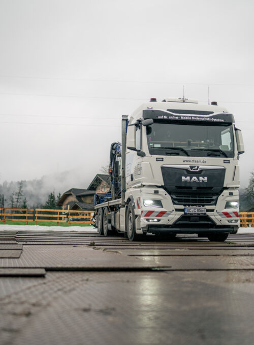 Camion MAN de Cteam en action, spécialisé en systèmes mobiles de protection des sols pour les chantiers difficiles. Camion MAN de Cteam en action, spécialisé en systèmes mobiles de protection des sols pour les chantiers difficiles.