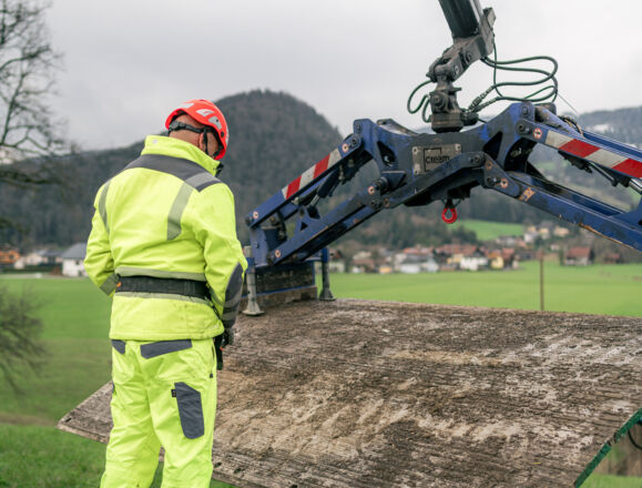 Opération de levage par grue Cteam pour un panneau. Opération de levage par grue Cteam pour un panneau.