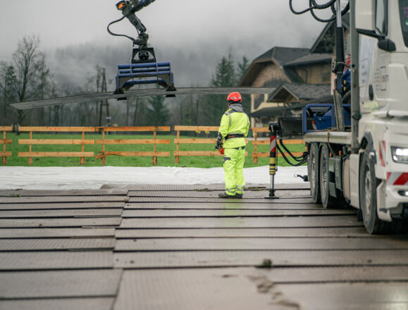 Manutention de mat&eacute;riaux par grue robotis&eacute;e Cteam sur un chantier.