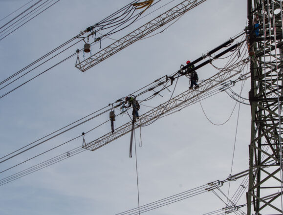 Techniciens Cteam en intervention sur des lignes électriques pour la maintenance du réseau. Techniciens Cteam en intervention sur des lignes électriques pour la maintenance du réseau.