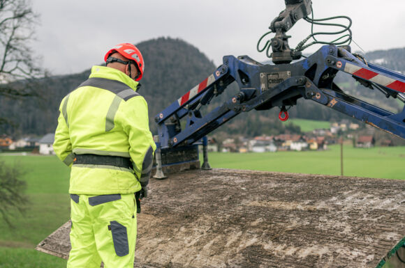 Op&eacute;ration de levage par grue Cteam pour un panneau.